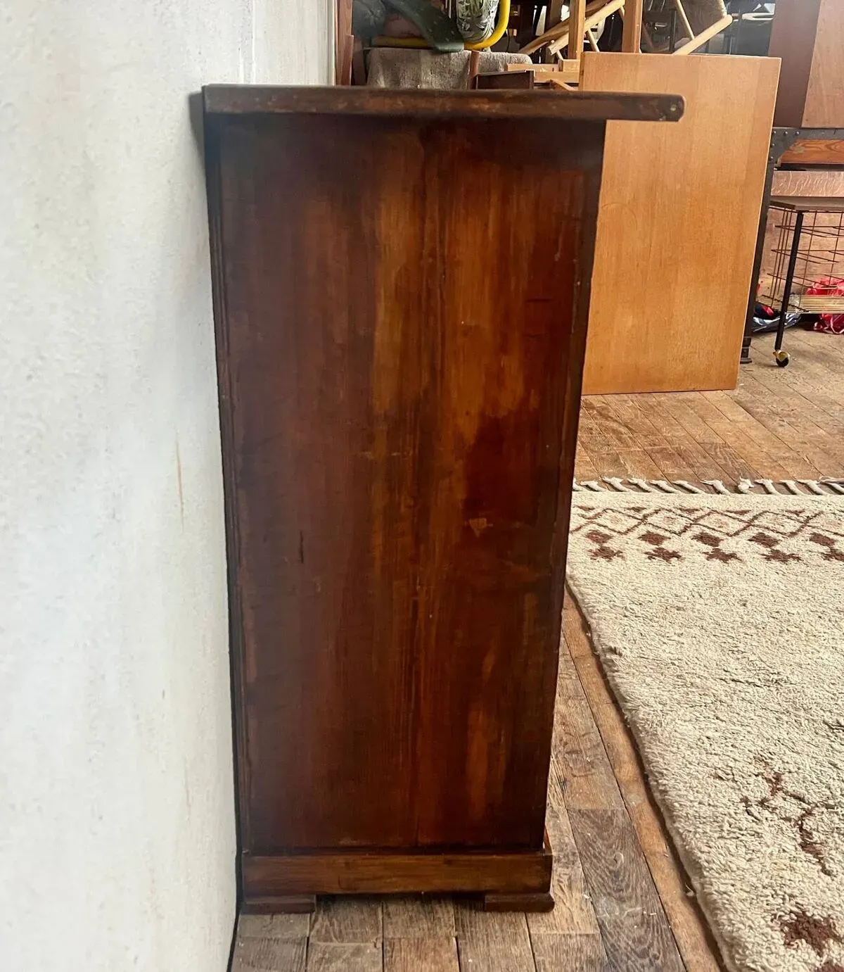 Illustration numéro 3 du produit Buffet parisien vintage en bois massif