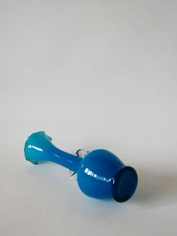 Illustration numéro 3 du produit Vase en opaline bleu ciel dentelée et petites anses, design 1960