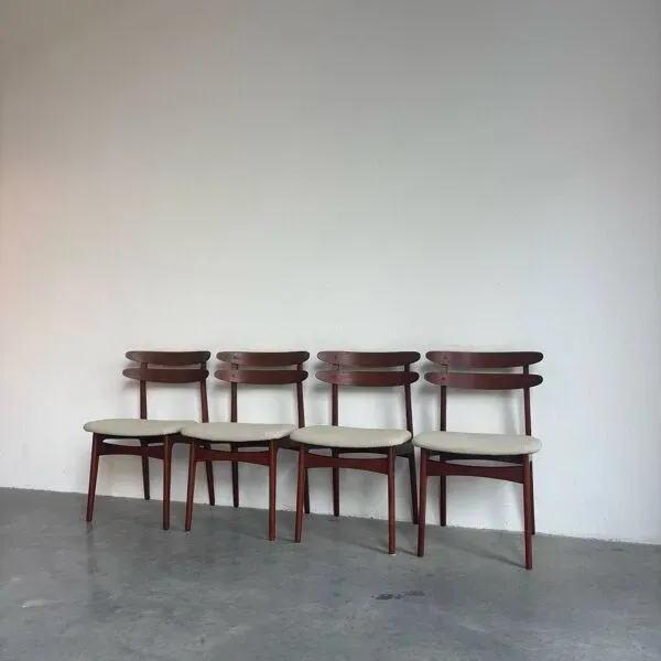 Illustration numéro 3 du produit Chaises de salle à manger danoises vintage en teck