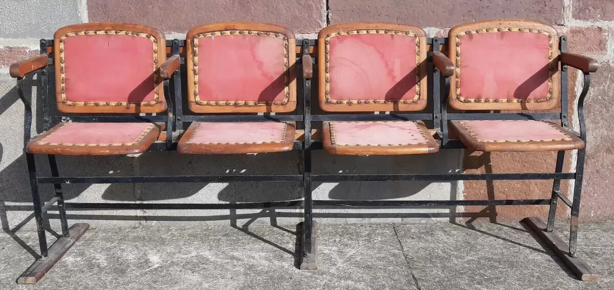 Illustration numéro 3 du produit Banquette de cinéma 4 places