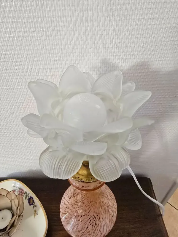 Illustration numéro 3 du produit lampe de table en pâte de verre rose de Clichy, très b