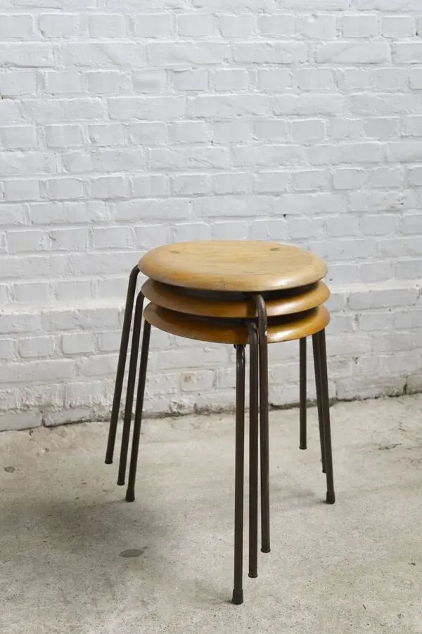 Illustration numéro 3 du produit Ensemble de 3, tabouret à trois pieds Dot Arne Jacobsen par Fritz Hansen, années 1960.