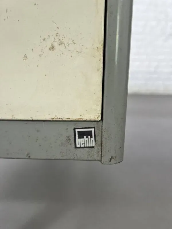 Illustration numéro 3 du produit Bureau en Métal de Behin, 1950s