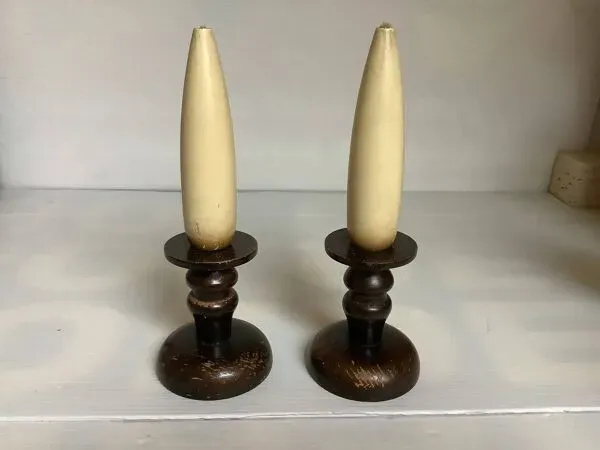 Illustration numéro 3 du produit Paire de bougeoirs en bois fausses bougies en bois