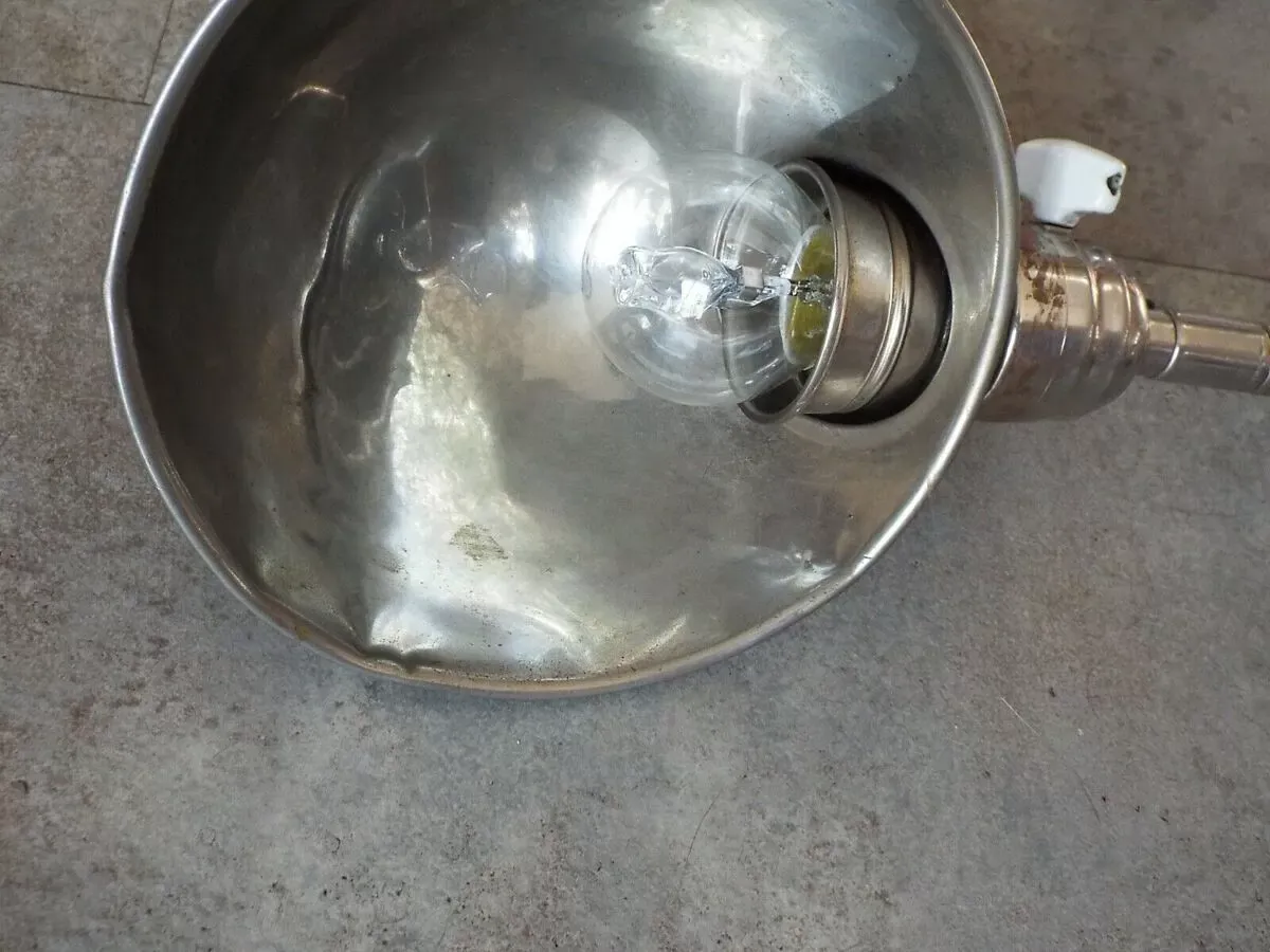 Illustration numéro 3 du produit Lampe de bureau UFO