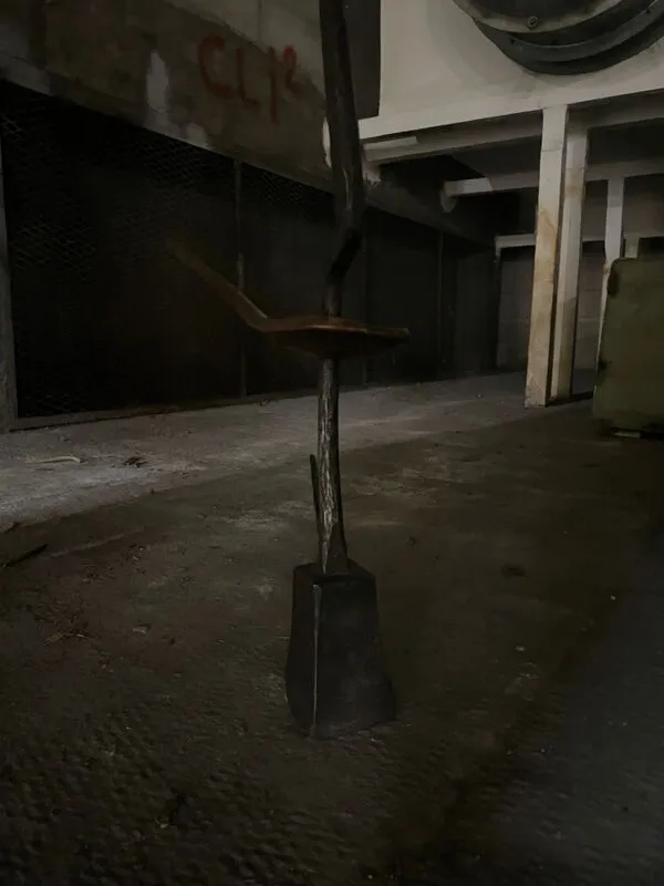 Illustration numéro 3 du produit Sculpture en métal frappé et cuivre signée