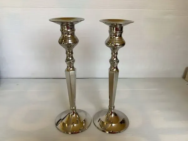 Illustration numéro 3 du produit Paire de grands bougeoirs à facettes argentés