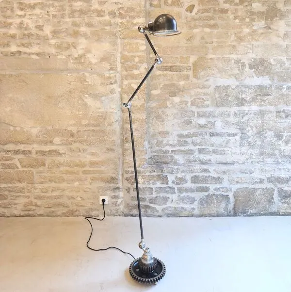 Illustration numéro 3 du produit Lampadaire ancien 3 bras industriel, Jieldé