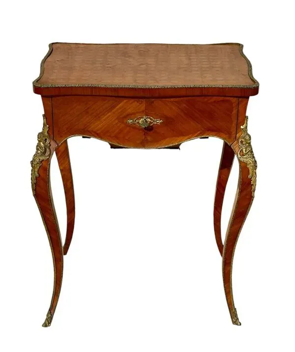 Illustration numéro 3 du produit Table d’appoint / Travailleuse Style Louis XV