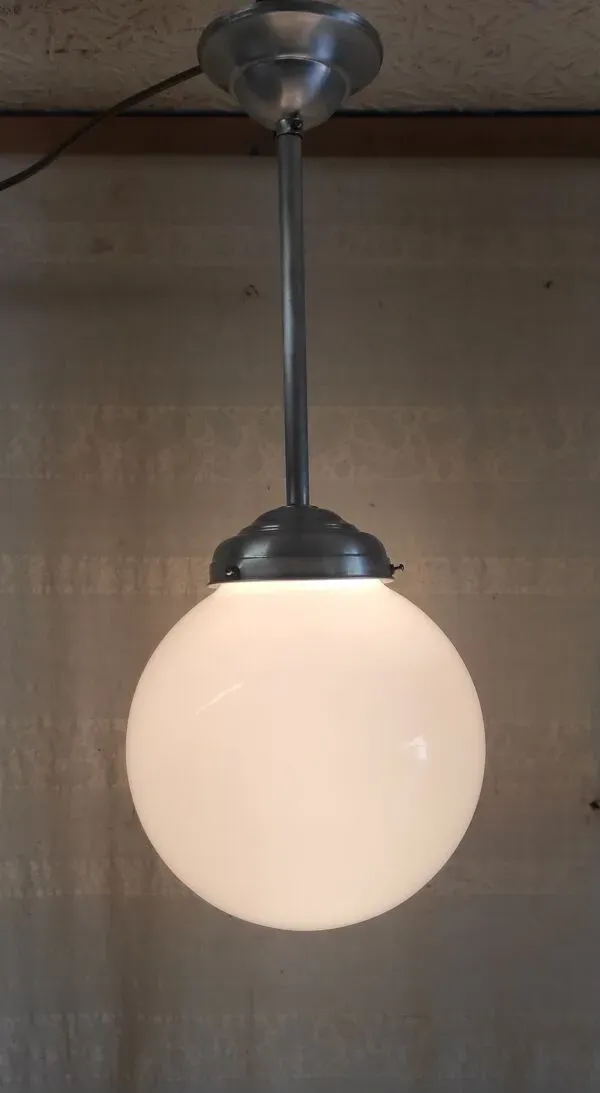 Illustration numéro 3 du produit Suspension style Bauhaus globe en opaline XL, mid. XXeme