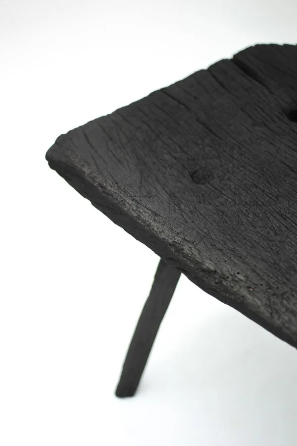 Illustration numéro 3 du produit Table basse brutaliste tripode