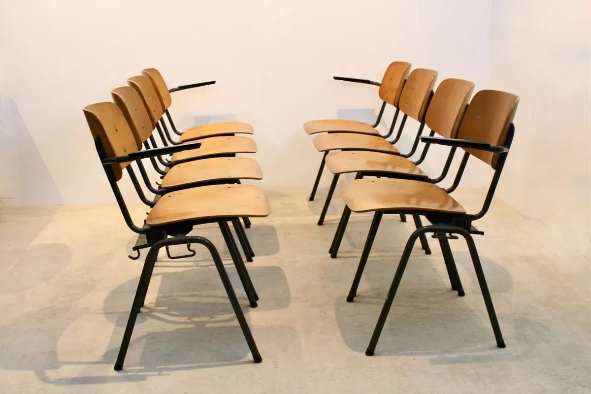 Illustration numéro 3 du produit Banc d'école composé de 4 chaises empilables en contreplaqué industriel par Marko Holland