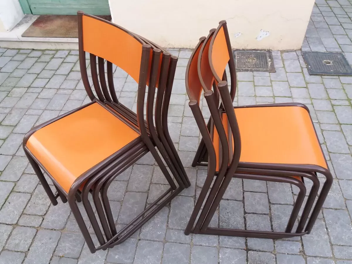 Illustration numéro 3 du produit Série de 7 chaises vintage