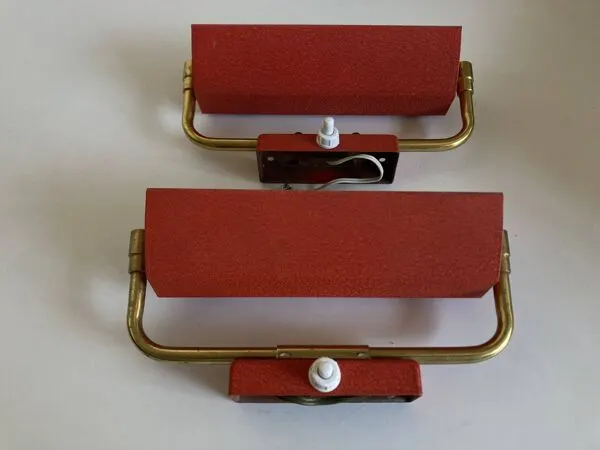 Illustration numéro 3 du produit Paire d'appliques pivotantes modernistes en tôle rouge 1950s