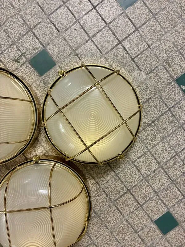 Illustration numéro 3 du produit Appliques industrielles en verre et métal - 1970.