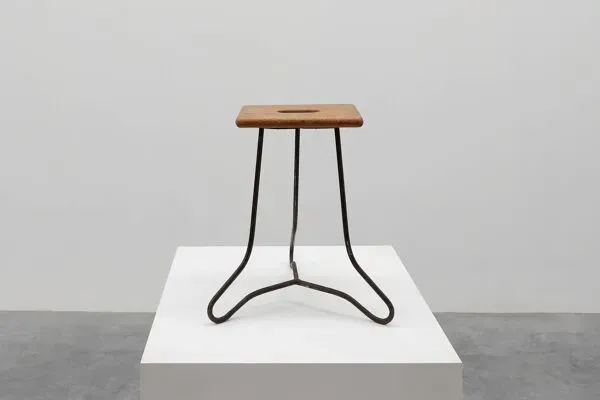 Illustration numéro 3 du produit Tabouret industriel moderniste à lattes fendues en fer et chêne, France vers 1910