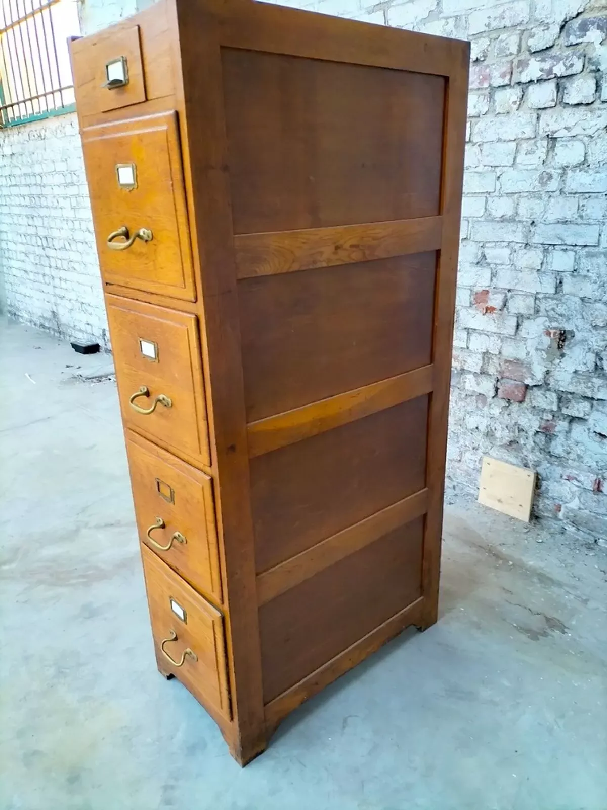 Illustration numéro 3 du produit Meuble de rangement vintage