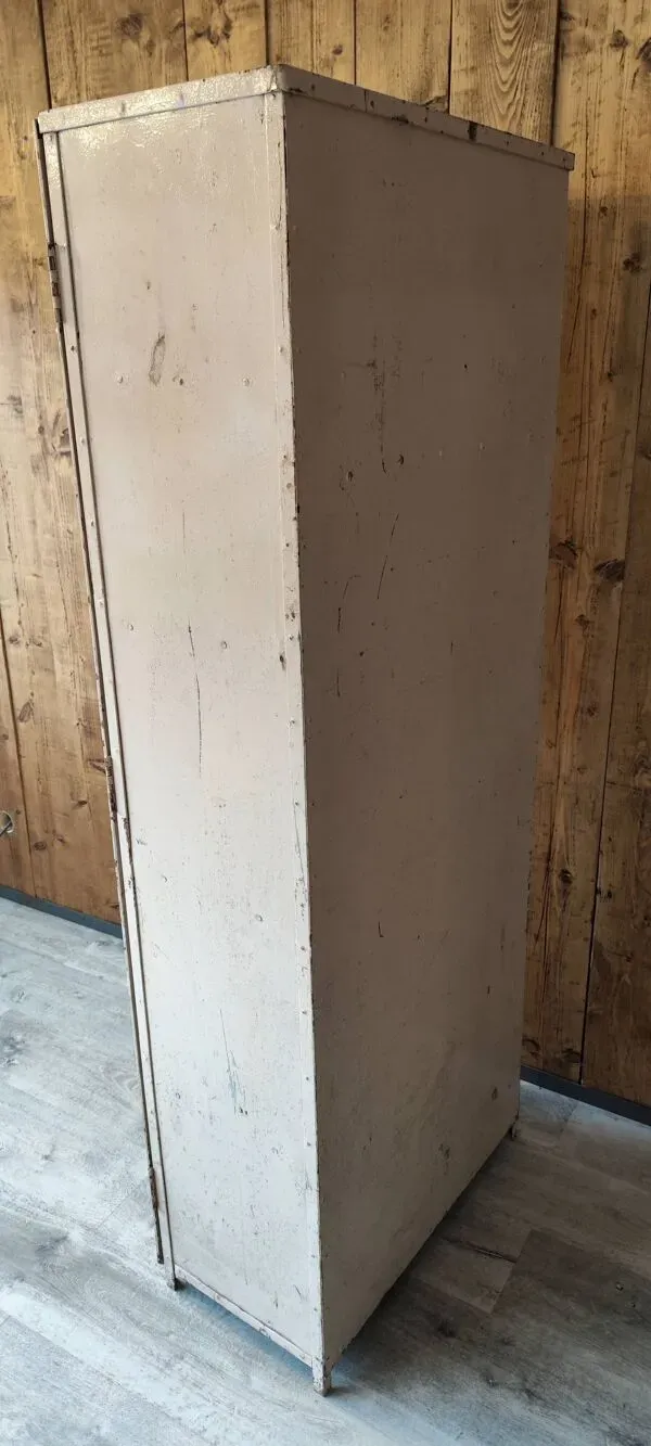 Illustration numéro 3 du produit ancien vestiaire en métal deux porte armoire d'atelier