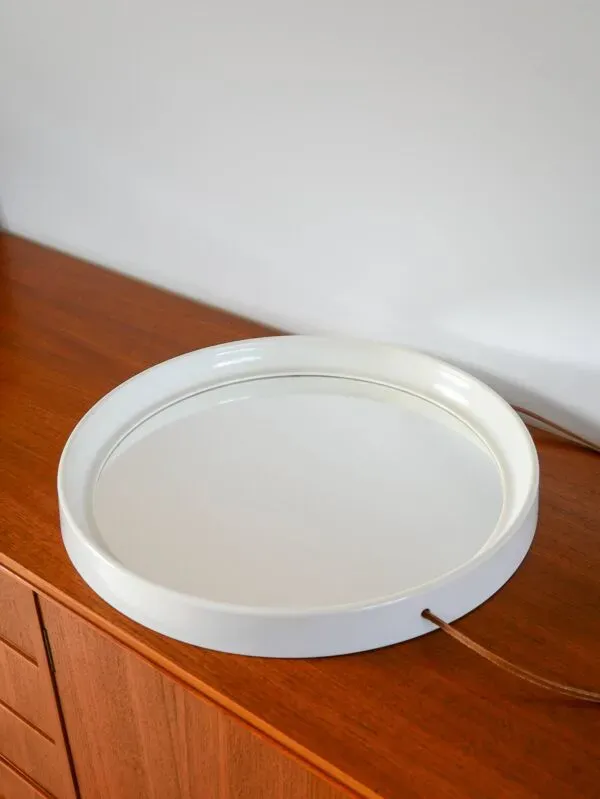 Illustration numéro 3 du produit Miroir casquette design rond en plexi écru avec lanière en cuir 1970