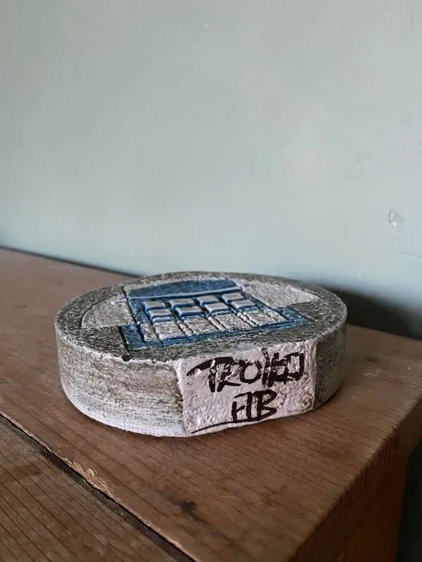 Illustration numéro 3 du produit Vase rond Troïka céramique anglaise