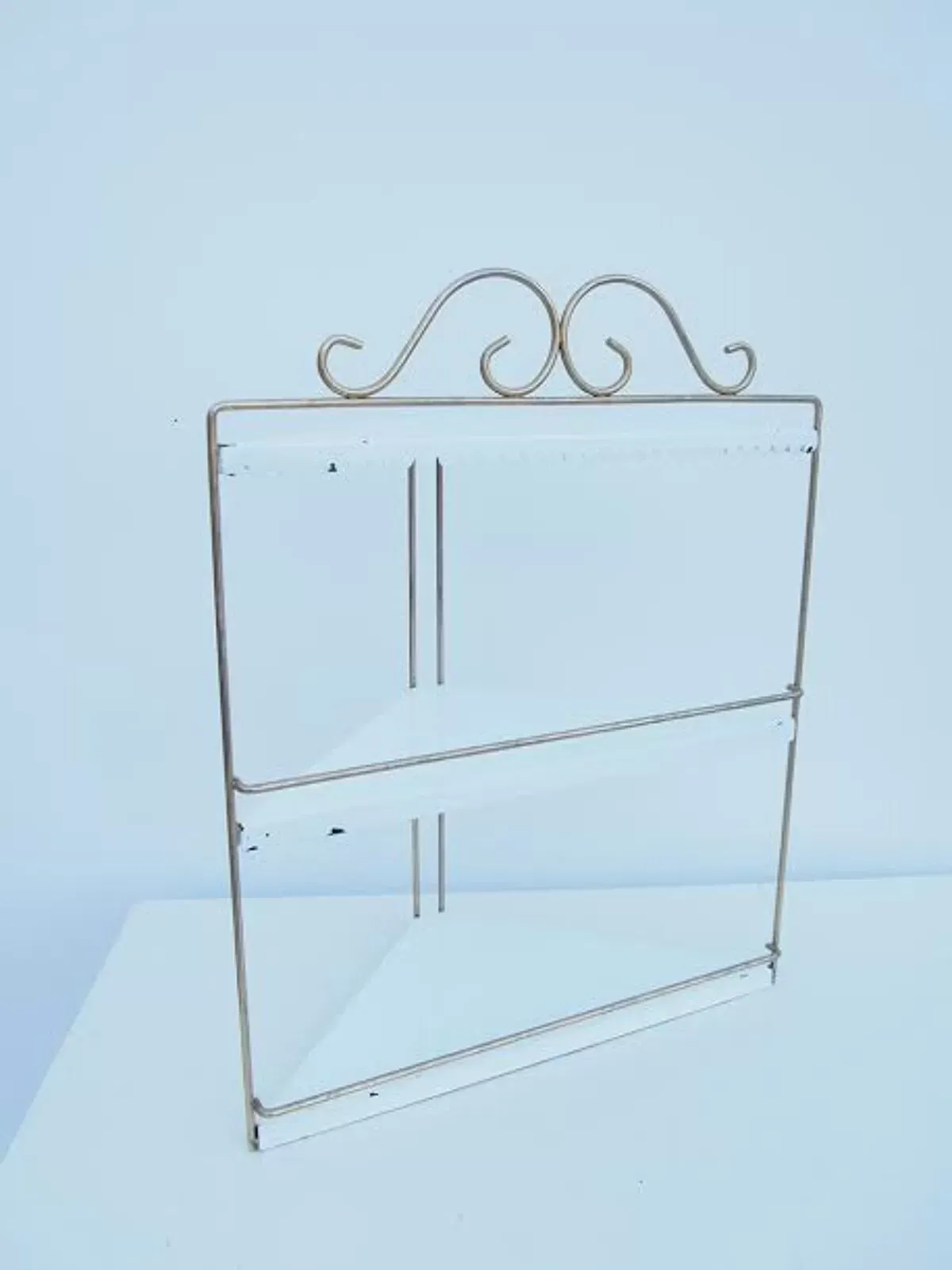 Illustration numéro 3 du produit Etagère d’angle