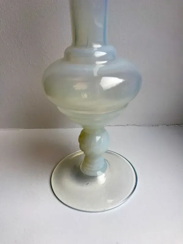 Illustration numéro 3 du produit Vase en opaline opalescent années 50-60
