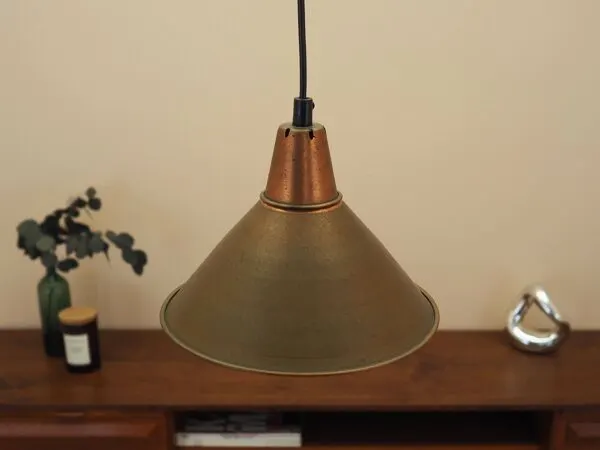 Illustration numéro 3 du produit Lampe suspendue en laiton danois, abat-jour conique industriel, années 1960