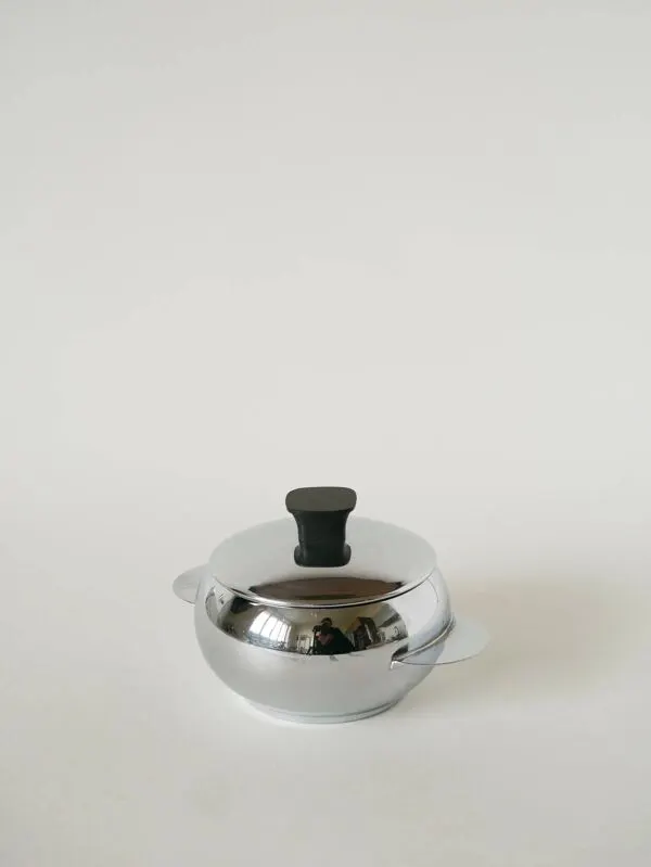 Illustration numéro 3 du produit Petit sucrier en inox, poignée carrée, 1970