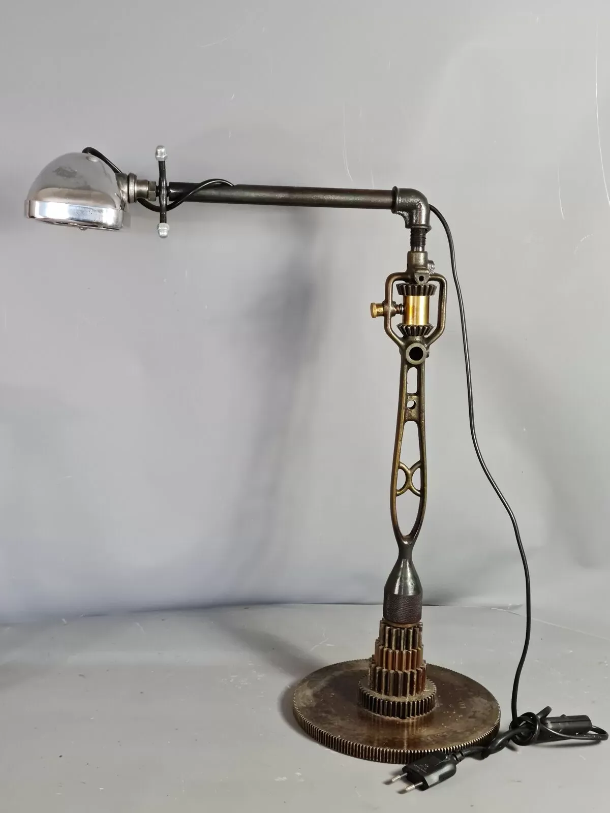 Illustration numéro 3 du produit Lampe industrielle orientable. H.54 cm