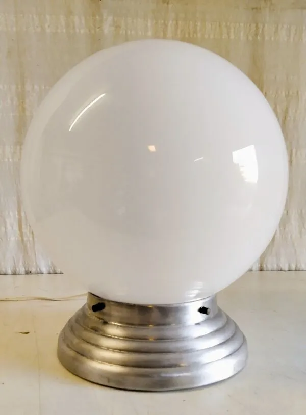Illustration numéro 3 du produit Lampe à poser globe opaline XXL diam. 30 cm - mid. XXeme