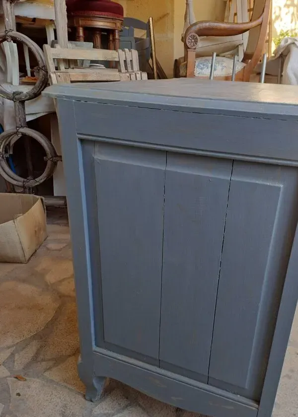 Illustration numéro 3 du produit Commode en bois massif peinte gris et patiné argent  1940 à 3 tiroirs