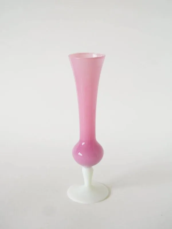 Illustration numéro 3 du produit Vase soliflore en opaline, rose et pieds blanc, 1970