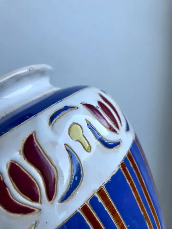 Illustration numéro 3 du produit Vase en céramique peint et signé vintage