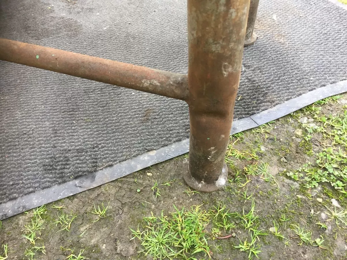 Illustration numéro 3 du produit Table vintage en métal provenant d’un atelier industriel à relooker