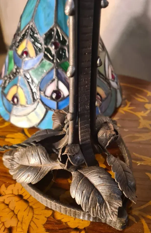 Illustration numéro 3 du produit lampe pied  fer forgé ancienne ,1900 a 40 avec abat jour verre vitrail soud