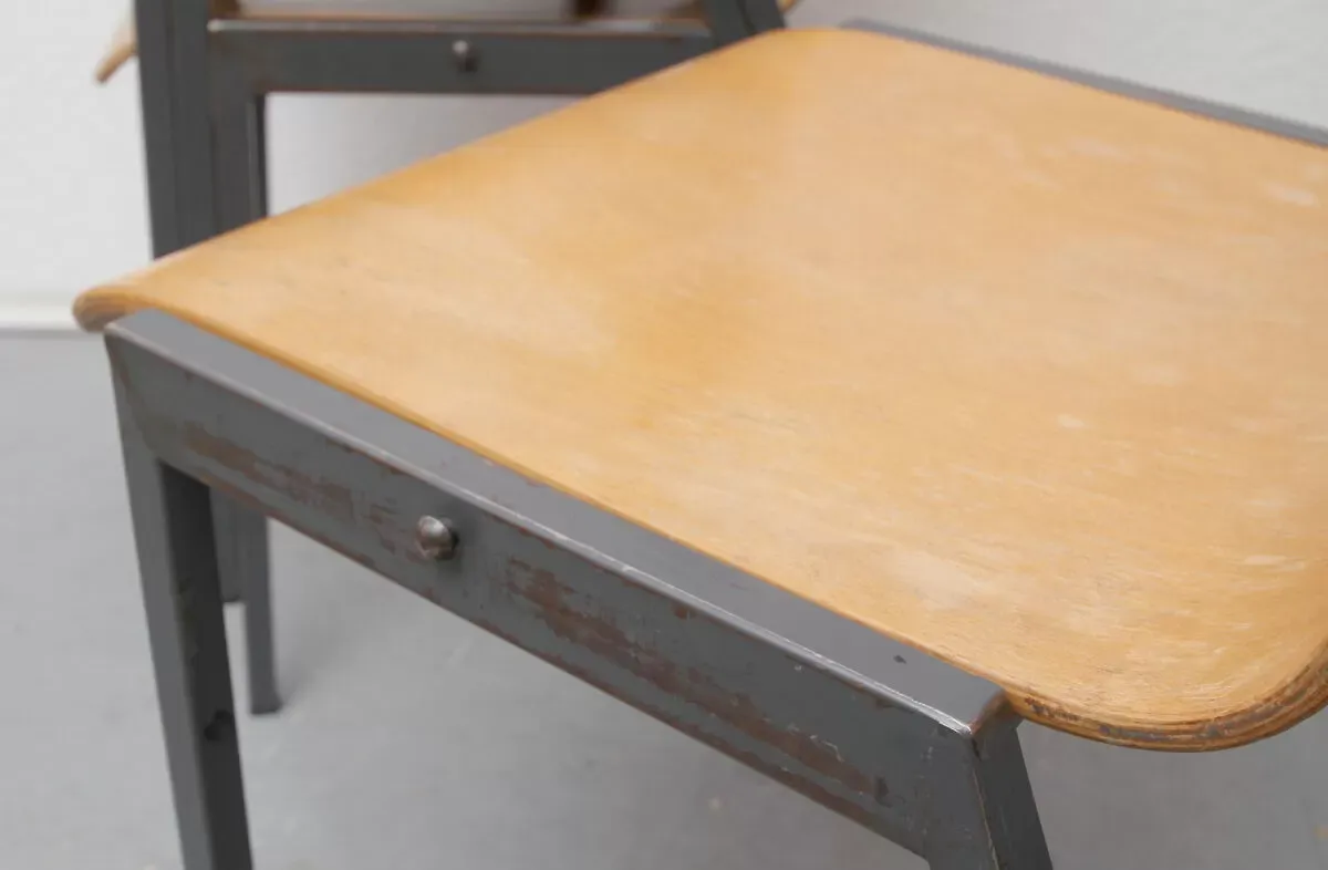 Illustration numéro 3 du produit 4 chaises des années 1960