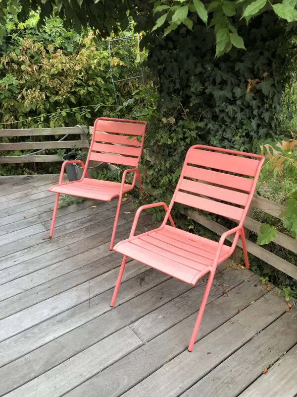 Illustration numéro 3 du produit 2 fauteuils bas Fermob modèle Monceau couleur capucine
