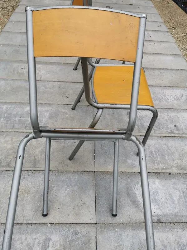 Illustration numéro 3 du produit Lot de trois chaises d'école vintage