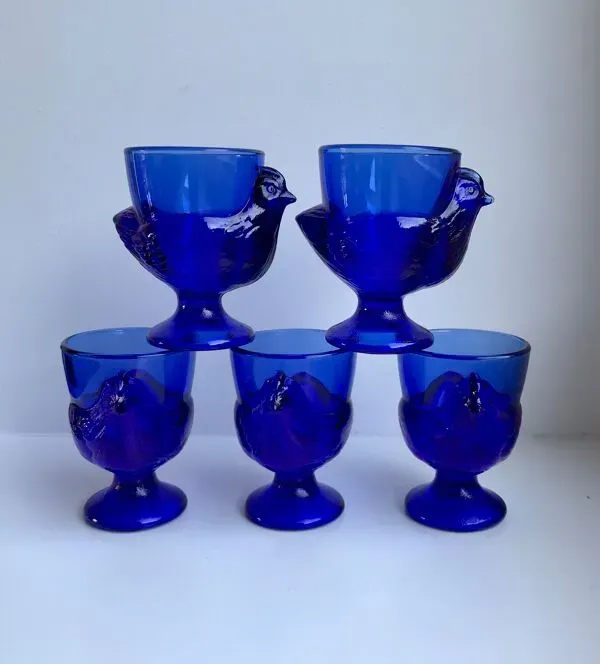 Illustration numéro 3 du produit Lot de 5 coquetiers modèle poule en verre couleur bleu roi années 70