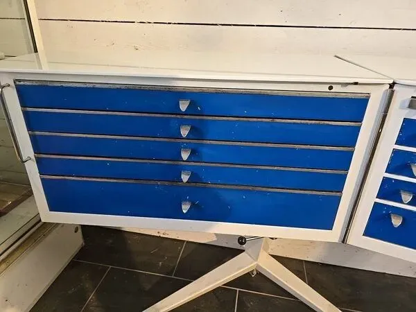 Illustration numéro 3 du produit Meuble de dentiste meuble de métier gallus des années 60