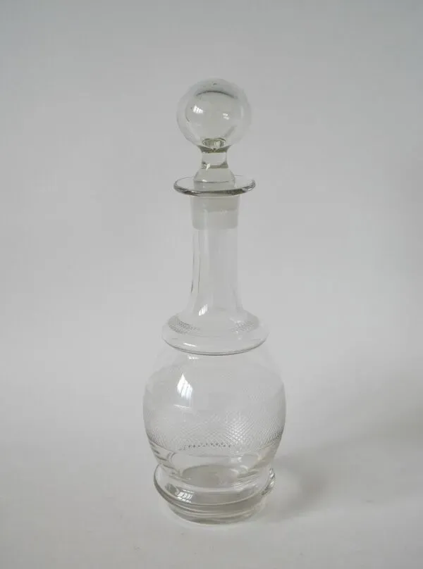 Illustration numéro 3 du produit petite carafe à vin en verre gravé début XXème