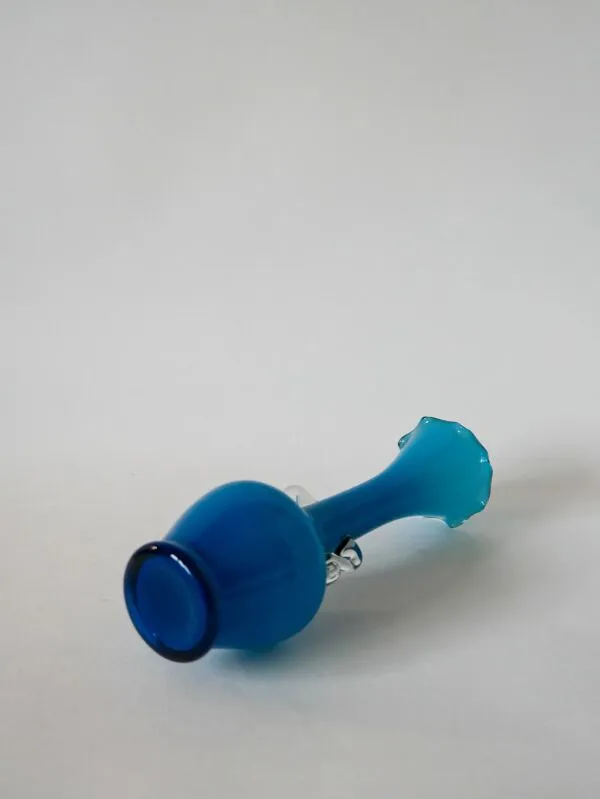 Illustration numéro 3 du produit Vase en opaline bleu ciel dentelé et petites anses design 1960