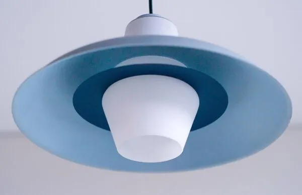Illustration numéro 3 du produit Suspension Philips en verre dépoli bleu ciel de Louis Kalff