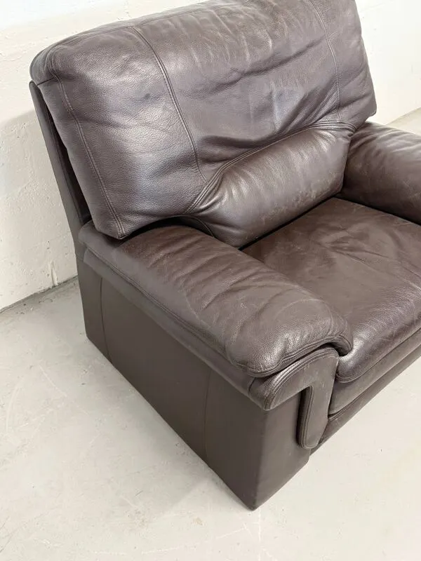 Illustration numéro 3 du produit Fauteuil club vintage en cuir marron foncé style années 1980