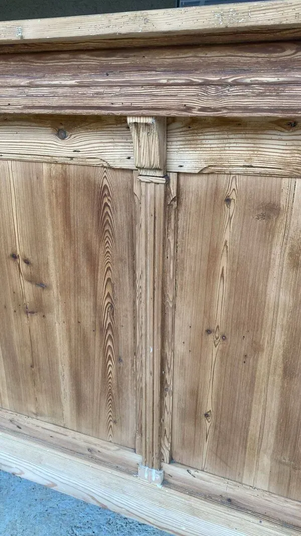 Illustration numéro 3 du produit Grand comptoir de mercerie ancien en bois brut – 296 cm