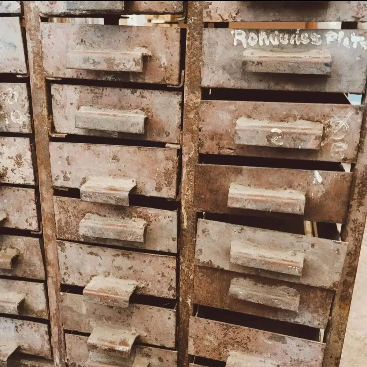 Illustration numéro 3 du produit Meuble d'atelier - 32 Tiroirs