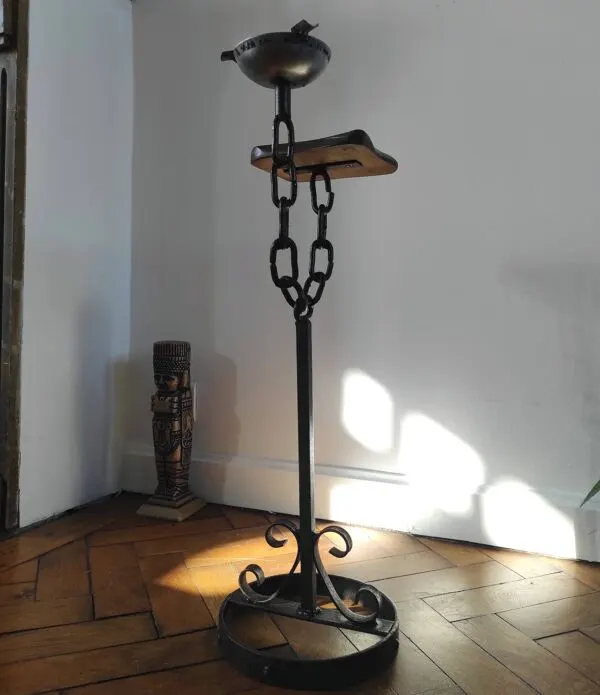 Illustration numéro 3 du produit Meuble d'appoint, cendrier brutaliste en fer forgé et bois