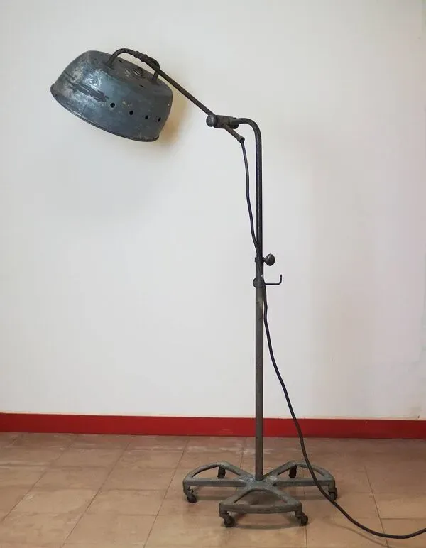 Illustration numéro 3 du produit Lampadaire industriel R G Levallois