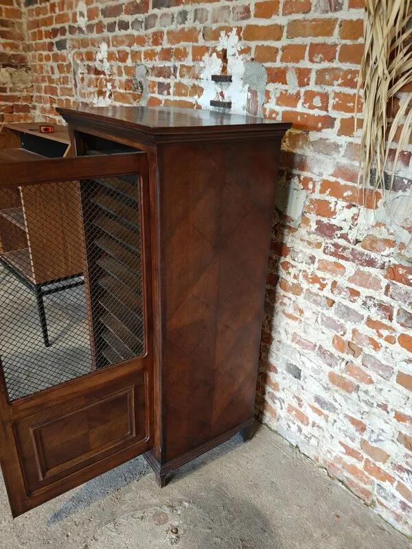 Illustration numéro 3 du produit Meuble de métier ancien style imprimeur en bois – porte grillagée