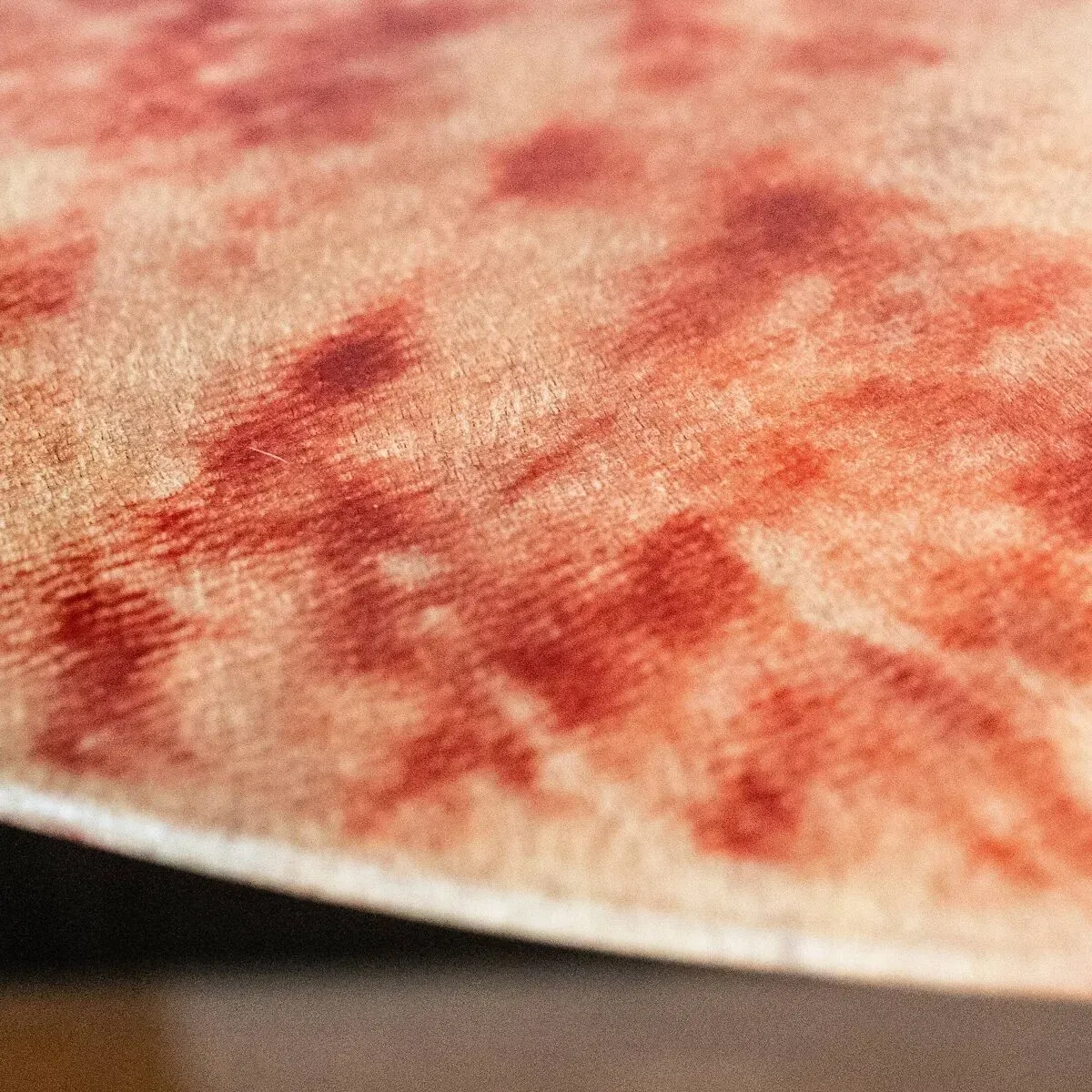 Illustration numéro 3 du produit Table basse d'appoint aldo tura en parchemin peau de chèvre teintée rouge laqué, italie ca 1950